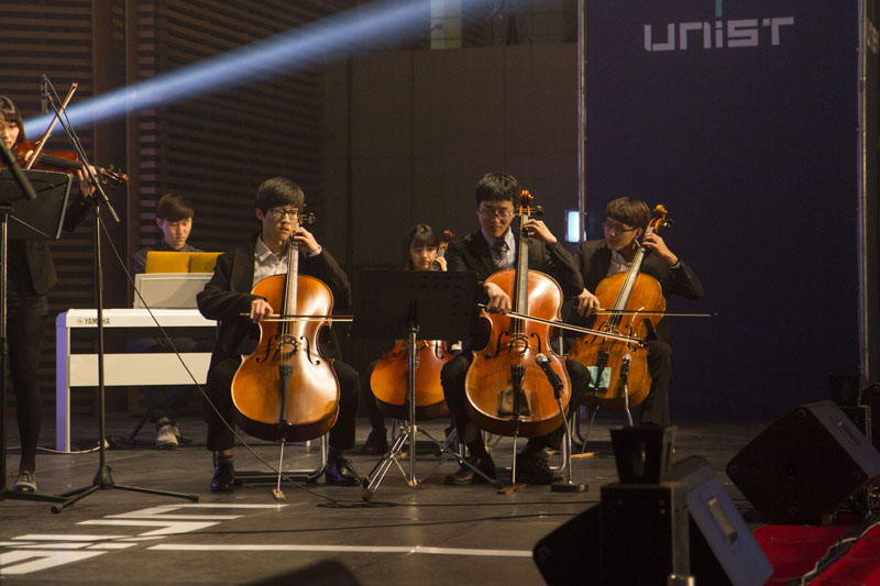 The UNIST Chamber Orchestra club "CZARDAS" is performing to create a welcoming environement for freshmens in the UNIST Gymnasium on Thursday, February 26, 2015. [Photo Credit: Studio Ingam]