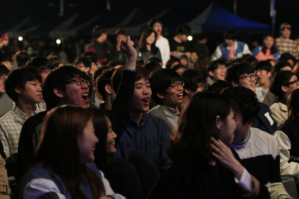 UNIST 밴드 동아리인 '멜팅포인트'의 공연을 보고 환호성을 지르는 학생들의 모습이다. /사진: 스튜디오 인감-이수민