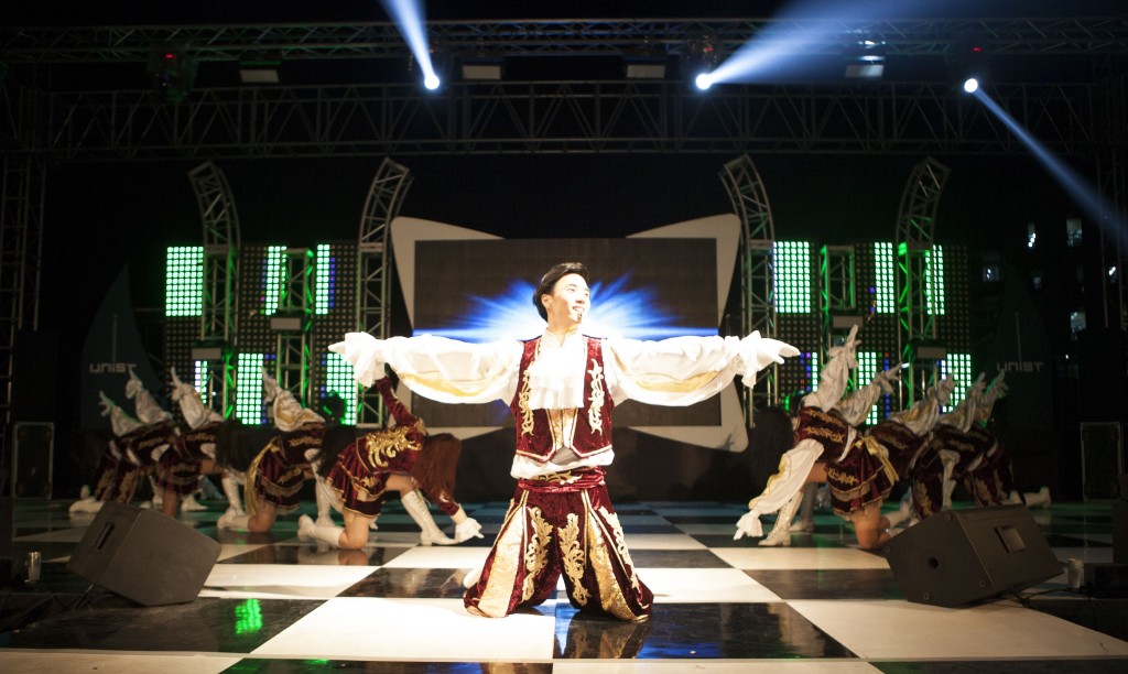 UNIST의 응원 동아리인 '유니크'가 응원 공연을 선보이고 있다. 절도 있는 동작으로 관객들의 마음을 사로잡았다. /사진: 스튜디오 인감-정영광  