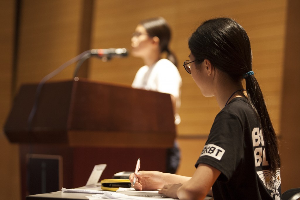 이번 대회의 우승자인 현대 청운고 '외강내강'팀이 발언하고 있다. 박진영 학생이 발언하는 동안 김하연 학생이 논리를 꼼꼼히 정리하는 모습이다. | 사진: UNIST Journal 박민호