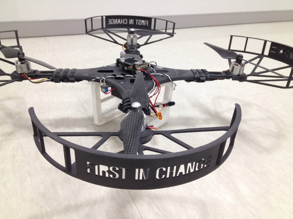 UNIST 연구지원본부에서 SLS 3D 프린터로 만든 드론. 비행 중에도 날개를 조절할 수 있어 안정적 비행이 가능하며, 좁은 통로도 거침없이 지날 수 있다. | 사진: 연구지원본부