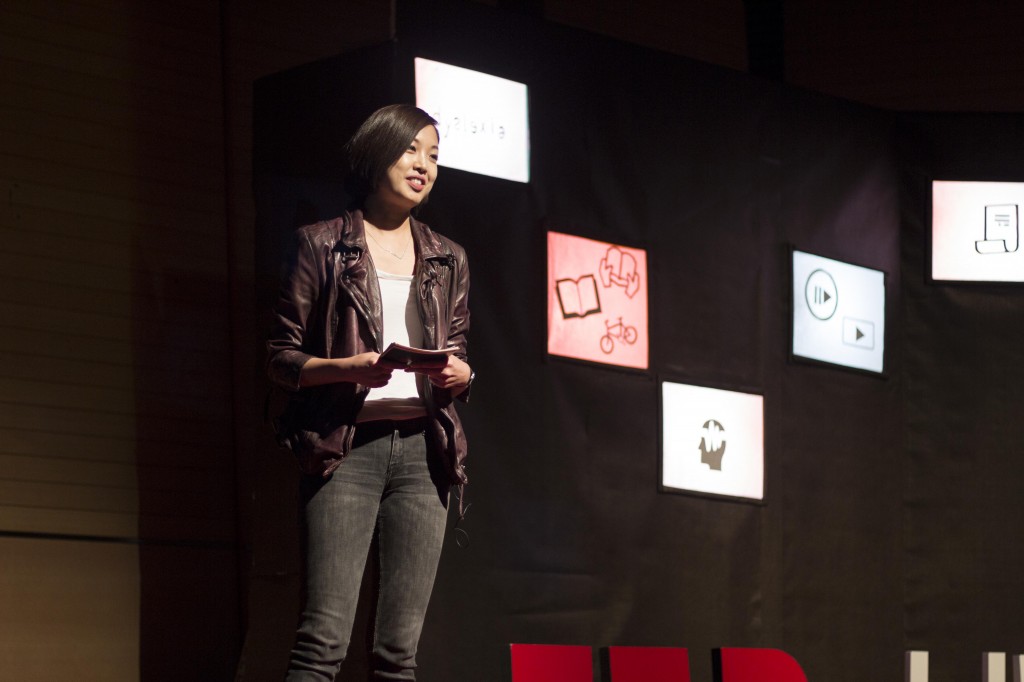책 여행자, 김미라 씨는 머리로만 생각하던 것을 실행에 옮기는 '살아 있는 경험'에 대해 이야기했다. | 사진: 제5회 TEDxUNIST 운영진