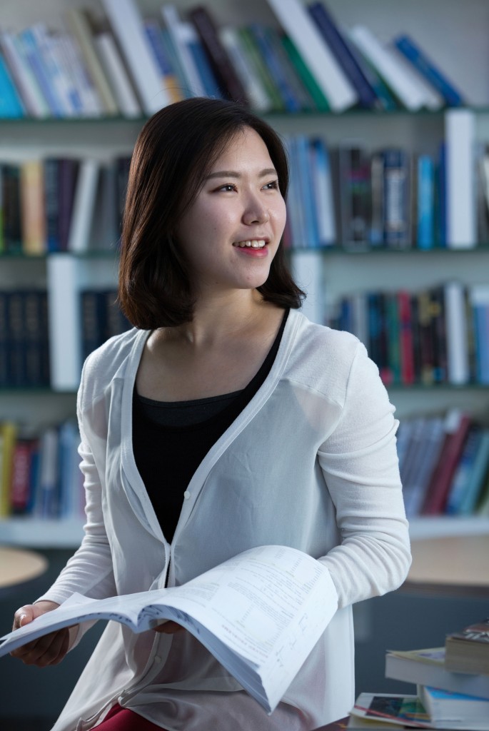 박은경 학생이 UNIST 학술정보관에서 활짝 웃고 있다. 그녀는 교환학생을 통해 한층 성숙했다고 밝혔다. | 사진: 안홍범