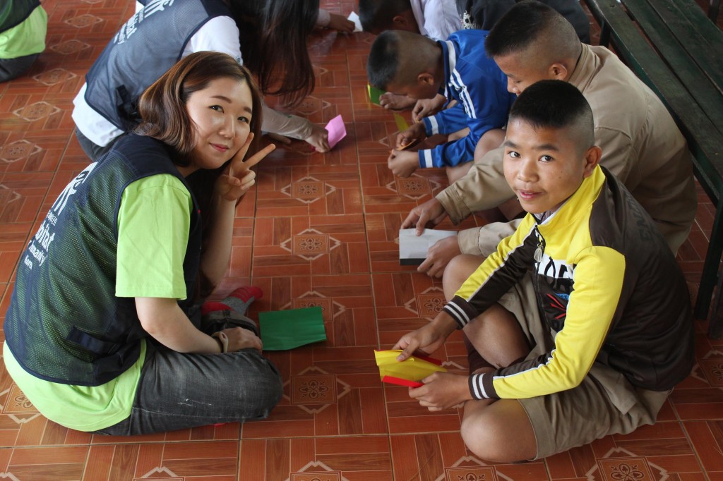 김영경 학생과 태국 초등학생의 모습. 교육봉사를 하든 동안 학생들과 아이들은 친남매처럼 친해졌다. | 사진: 한재원 