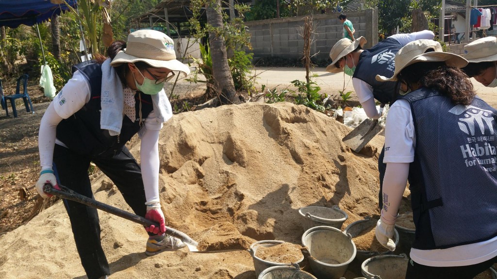 시멘트를 만들기 위해 모레를 퍼올리고 있는 UNIST 학생봉사단의 모습 | 사진: 한재원