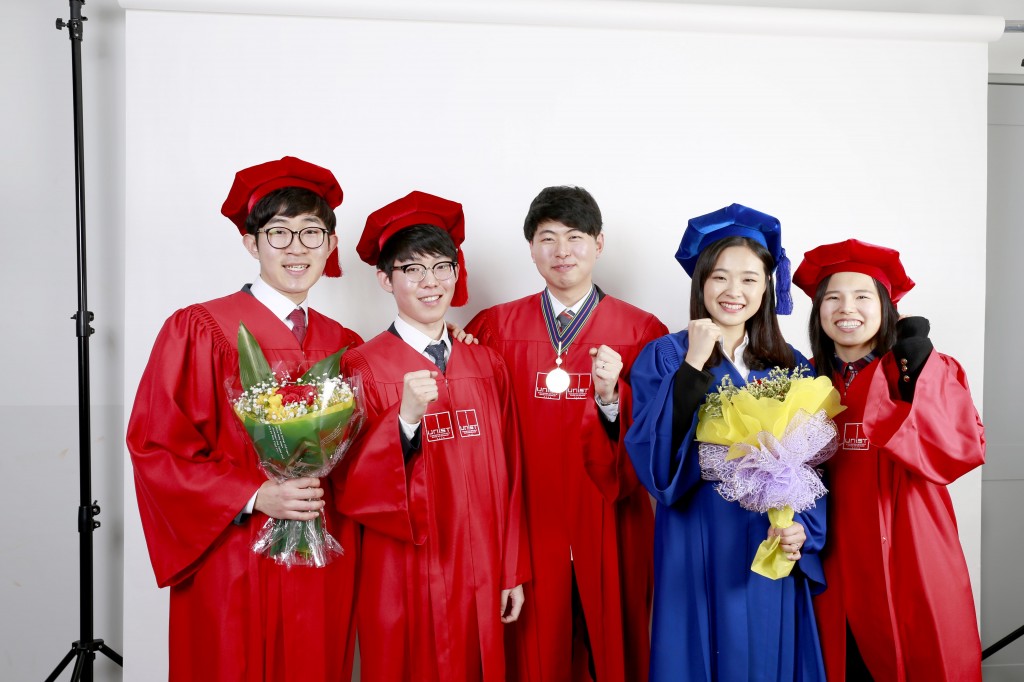 2016 UNIST 학위수여식에서 수상한 학생 5명이 모습. 왼쪽부터 신희섭, 김태훈, 박현철, 고민지, 김이영 학생이다. | 사진: 김경채