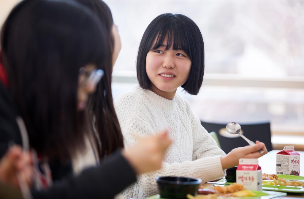 오재은 교수의 특강 이후, 신정현 학생이 UNIST 학생식당에서 친구들과 즐거운 점심시간을 보내고 있다. | 사진: 안홍범