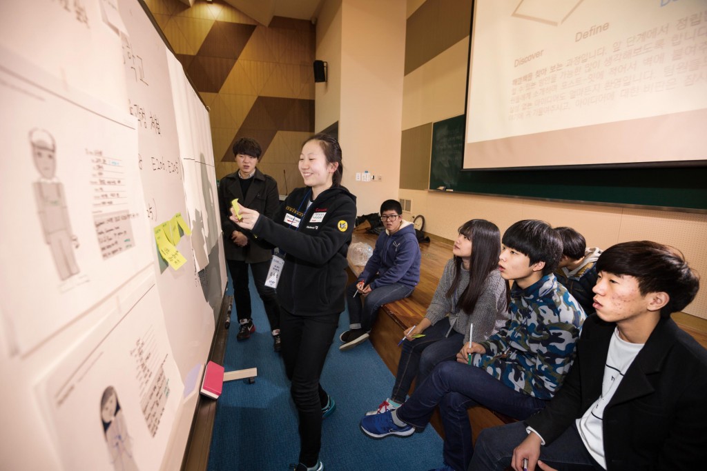 김수민 학생이 팀원들과 창업 프로그램 진행 중 떠오르는 아이디어를 적어 화이트보드에 붙이고 있다. | 사진: 안홍범