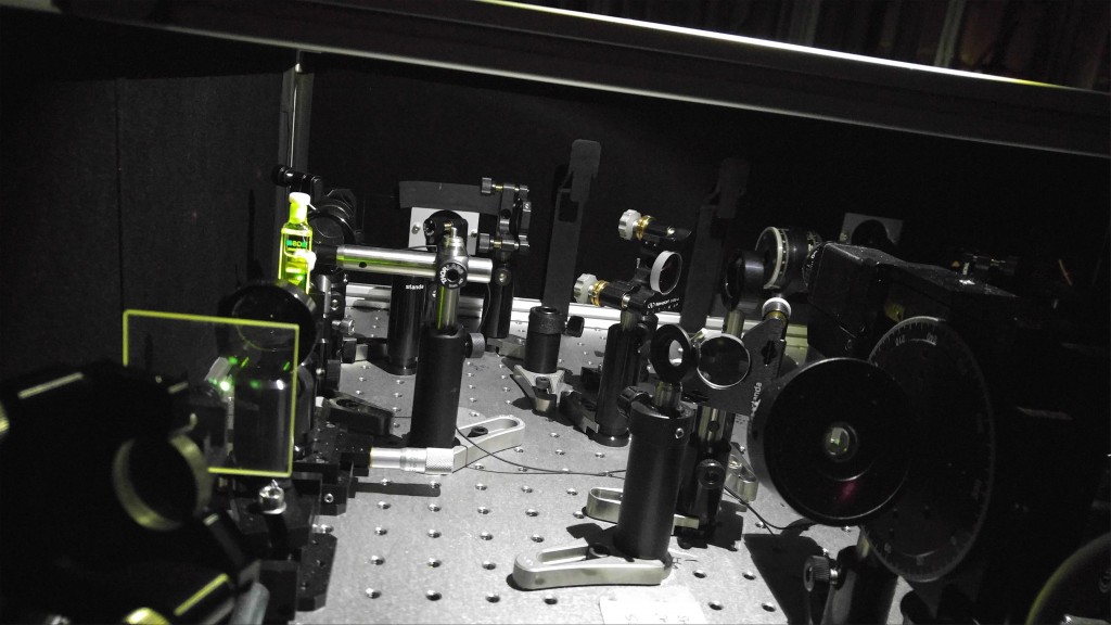 권오훈 교수팀의 실험실에 설치된 초고속분광기의 모습이다. 이 장비를 이용하면 분자들이 화학반응하는 찰나의 순간까지 포착할 수 있다. 일종의 '분자영화'를 볼 수 있는 셈이다. 