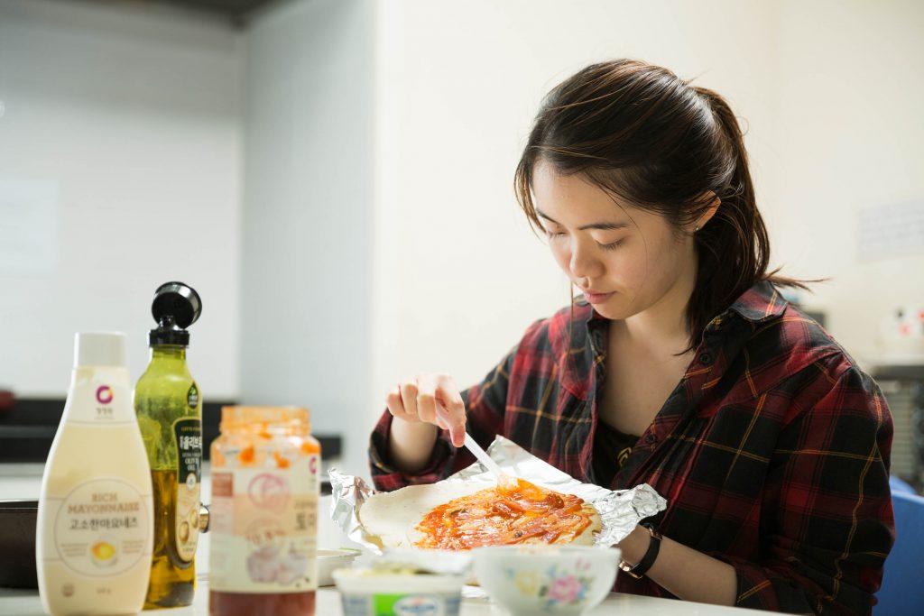 기숙사 식당에서 간단하게 음식을 만들어 먹는 타오 학생의 모습 | 사진: 안홍범