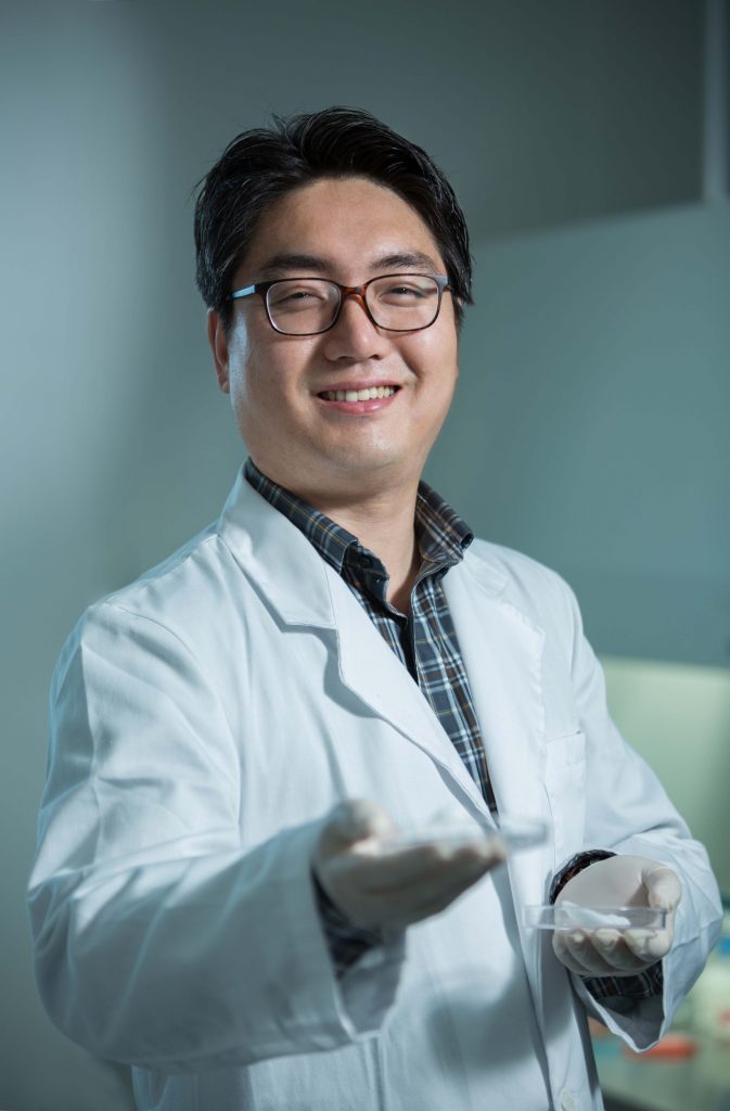강현욱 교수사 3D 프린터로 만든 귀 모형을 손에 들고 활짝 웃고 있다. | 사진: 안홍범
