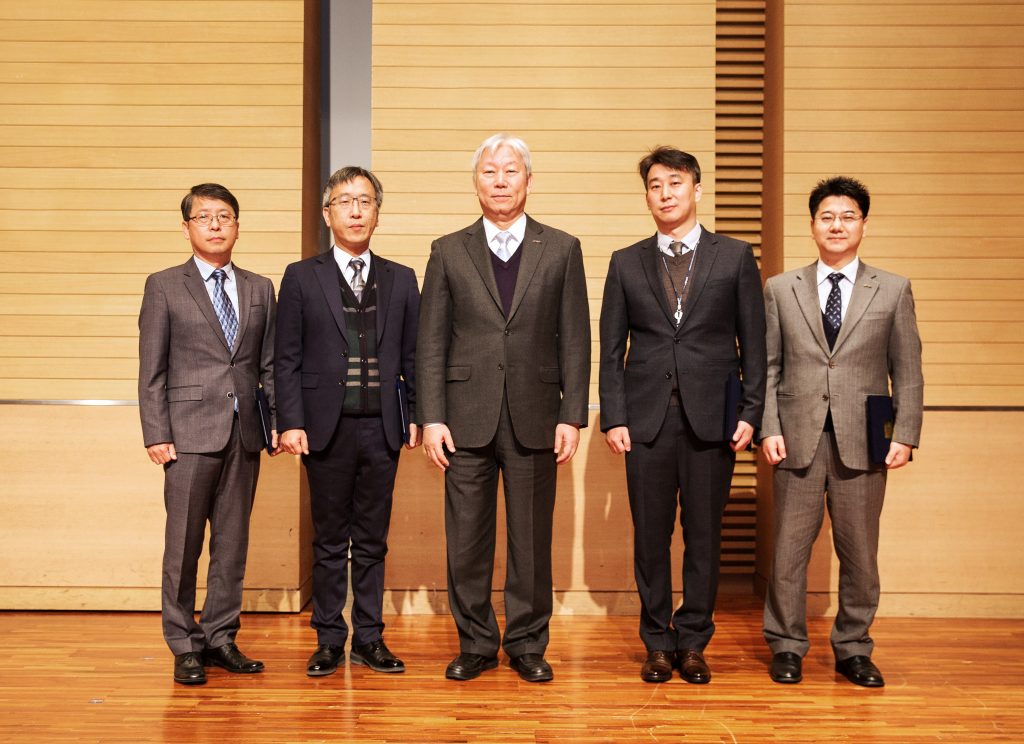 올해의 교직원상 수상자들과 정무영 총장이 단체사진을 촬영했다.