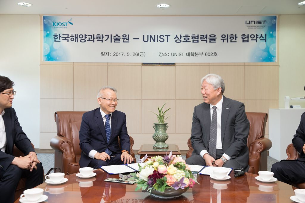 (좌)홍기훈 한국해양과학기술원 원장과 정무영 UNIST 총장이 해수전지 공동연구를 위한 방안을 협의 중이다.