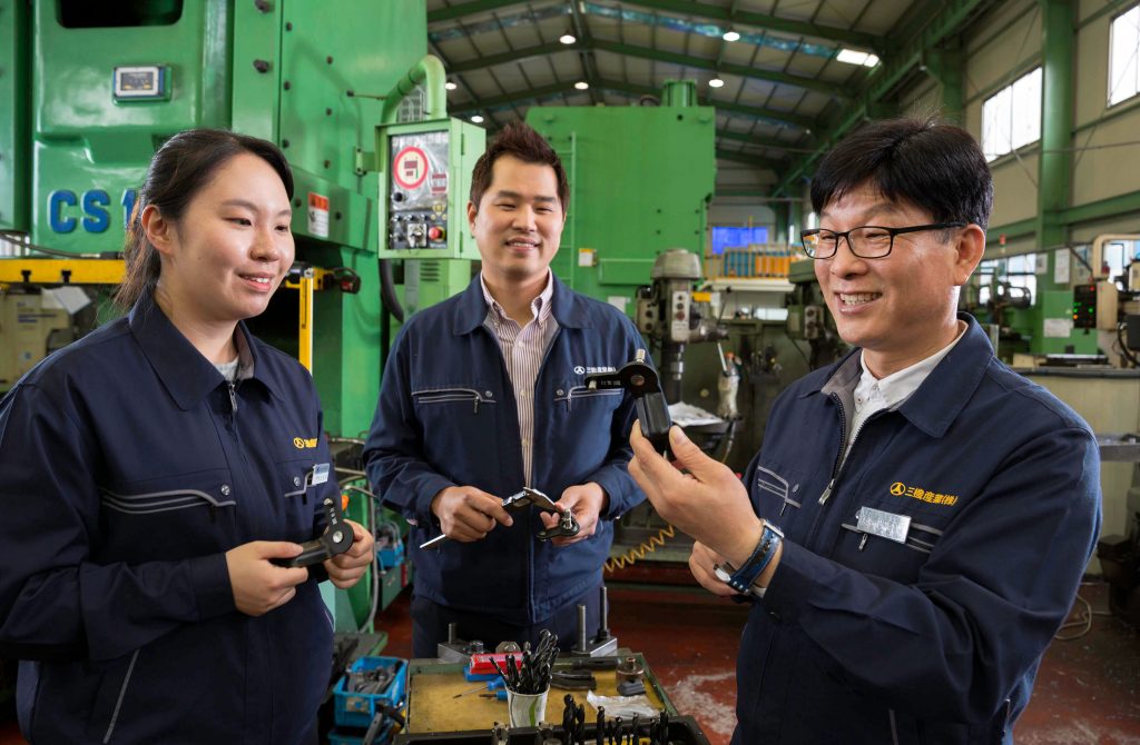 김영배 전무(오른쪽)가 직원들과 함께 부품을 살펴보고 있다. | 사진: 안홍범