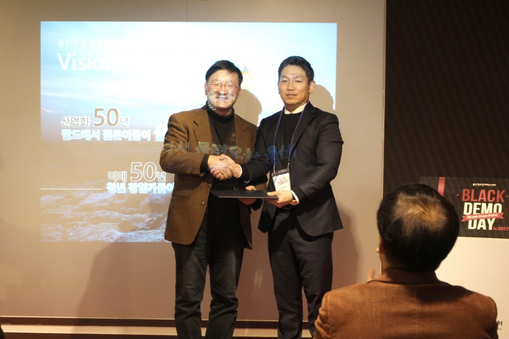 김정범 UNIST 교수(오른쪽)가 12월 14일 울산창조경제혁신센터에서 열린 '블랙데모데이'에서 중소벤처기업부 장관상을 받았다. | 사진: 울산창조경제혁신센터 제공