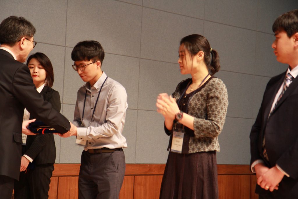 전동호 대학원생(왼쪽 두번째)는 설탕을 이용한 새로운 플라이애시 결합재 관련 연구로 수상의 영광을 안았다. | 사진: 한국콘크리트학회 제공