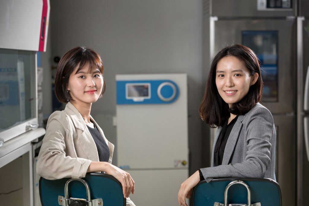 소프트로봇을 연구하는 김지윤 교수(오른쪽)와 송현서 학생(왼쪽)의 이야기는 여성과학자의 연구를 주제로한 언론 인터뷰에도 소개됐다. | 사진: 안홍범