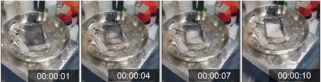 10초 만에 제작되는 탄소섬유-금속 전극의 모습