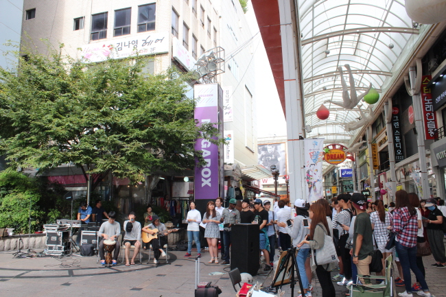 A mini busking concert next to "Flash Mob" performance was held to attract more people to the event.