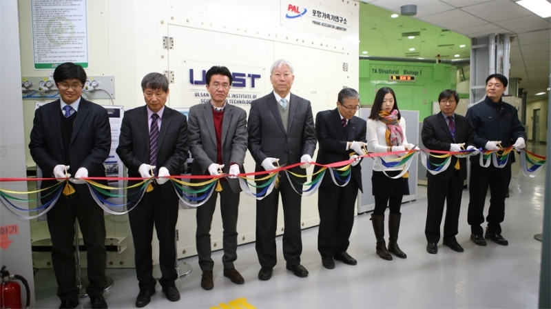The inauguration ceremony of the UNIST-PAL beamline was attended by MooYoung Jung (Vice-president of Research, UNIST), MooHyun Cho (Director, PAL, POSTECH), and key contributors.