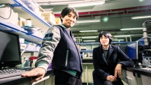 Prof. Jong-Hwa Bhak (left) and Prof. Yoon-Kyoung Cho (right) from School of Life Sciences are posing for a portrait at their lab.