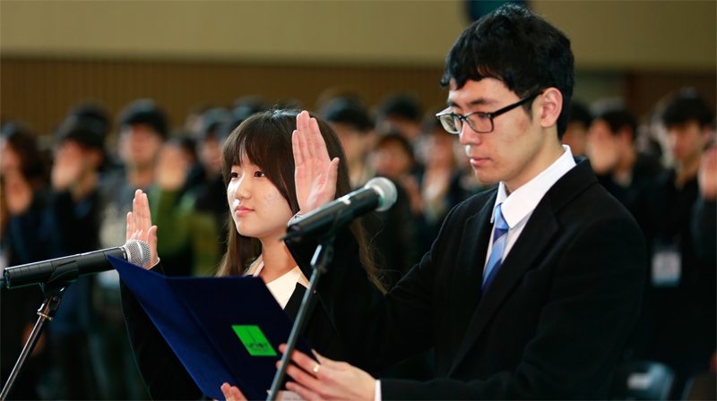 Student representatives, DaeHwa Kim (left), and JaeSung Kim (right), delievering the Oath of Freshmen.