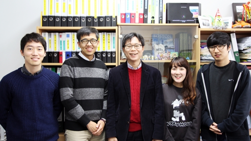 Prof. Byeong-Su Kim (Department of Chemistry) and his advisees are posing for a portrait at his office. From left are KiYoung Jo, EungJin Ahn, Prof. Kim, Minju Park, and Minsu Gu.