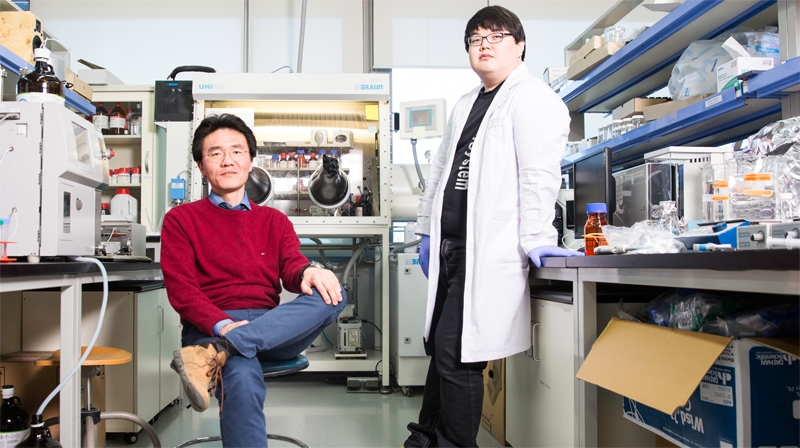 Prof. Kyoung Taek Kim (left) and his researcher YunJu La (right), posing for a portrait in the lab at UNIST.