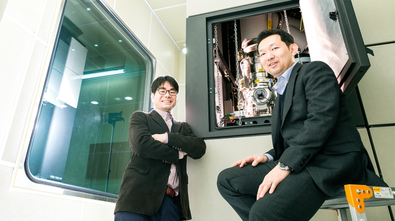 Prof. Kwanpyo Kim (School of Natural Science) and Prof. Hu Young Jeong (School of Materials Science and Engineering) at UNIST are posing for a portrait in front of the Advanced TEM, which they used to study the self-organized growth of inorganic AuCN nanowires.