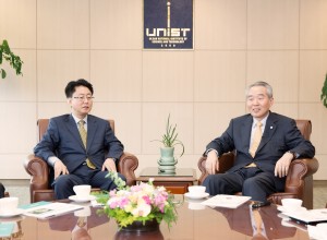 NIBR President Sang-bae Kim (left) and UNIST President Moo Je Cho (right) at UNIST. 