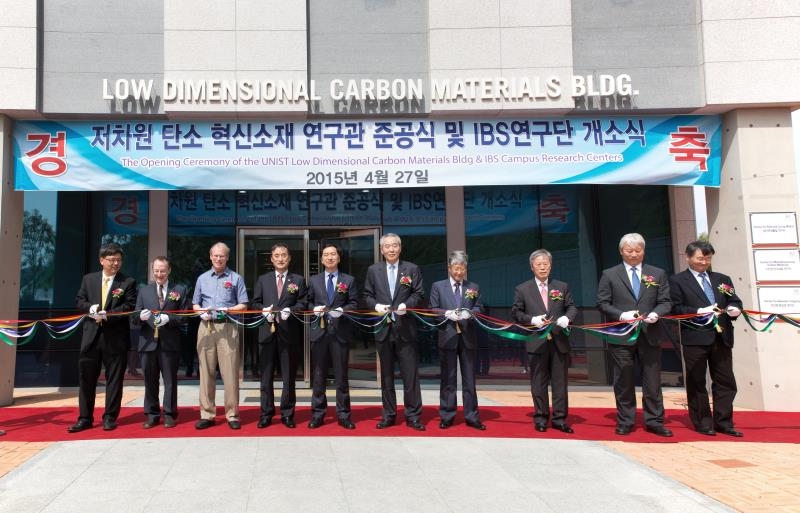 At the completion ceremony of new IBS Center for Multi-Dimensional Carbon Materials (CMCM). From left are Director Kyungjae Myung, Director Steve Granick, Director Rodney Ruoff, Council Chairman Young Cheol Park, Mayor Gi-hyun Kim of Ulsan, UNIST President Moo Je Cho, IBS President Doochul Kim, Standing Auditor
