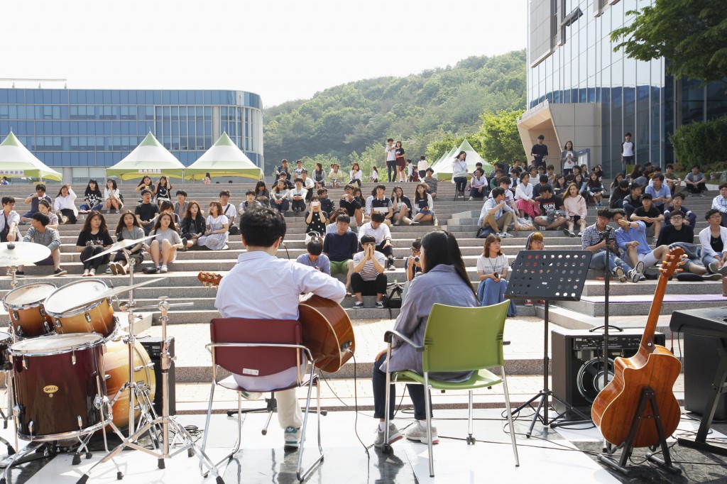 Students gathered to listen to the buskers performing at the 2015 UNIST Spring Festival. [Photo Credit: Studio INGAM] 