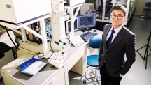 Prof. Oh-Hoon Kwon (School of Natural Science) is posing for a portrait at the laboratory for Ultrafast Laser Spectroscopy and Nano-microscopy (ULSaN Lab) at UNIST.