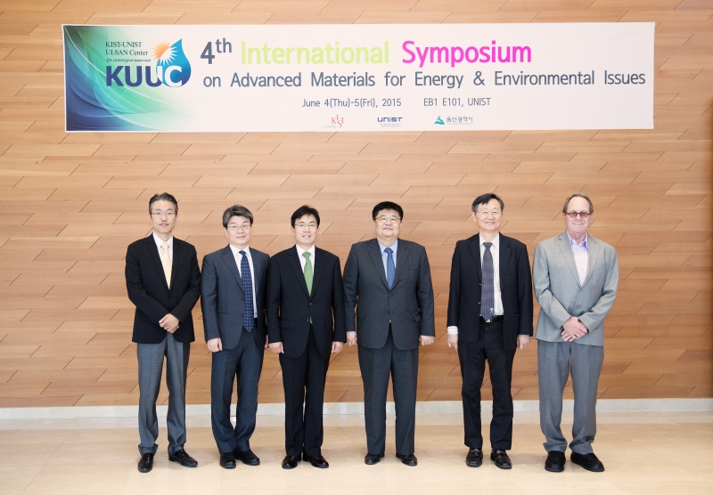 Participants at the symposium are posing for a group photo. From left are Prof. Kyoung Jin Choi (School of Material Science and Engineering), Dr. Byung-Ki Cheong, Director of KUUC, Mr. Tae Sung Lee (Deputy Mayor of Economics of Ulsan Metropolitan City), Dr. Tae-Hoon Lim (Vice President of KIST), Dr. Jae Sung Lee, Vice President of Academic Affairs at UNIST, and Prof. Micheal R. Hoffmann of Cal-Tech.
