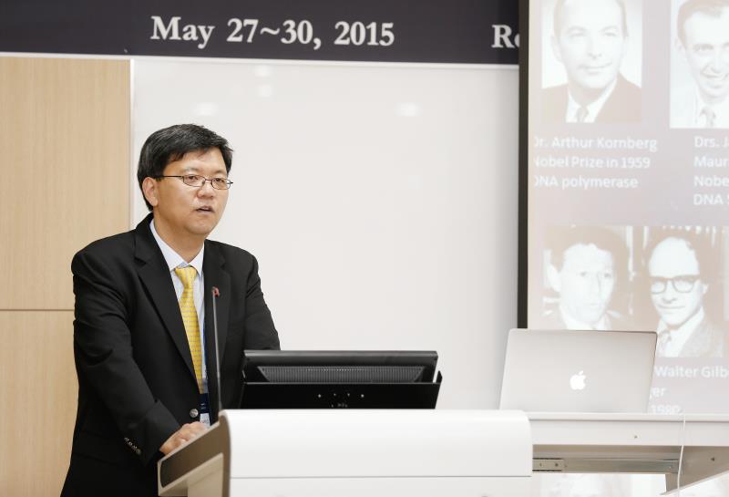 Dr. Kyungjae Myung, Director of the Center for Genomic Integrity (CGI) is giving a welcome address at the 1st CGI International Symposium, held from May 27 to May 30. 2015.