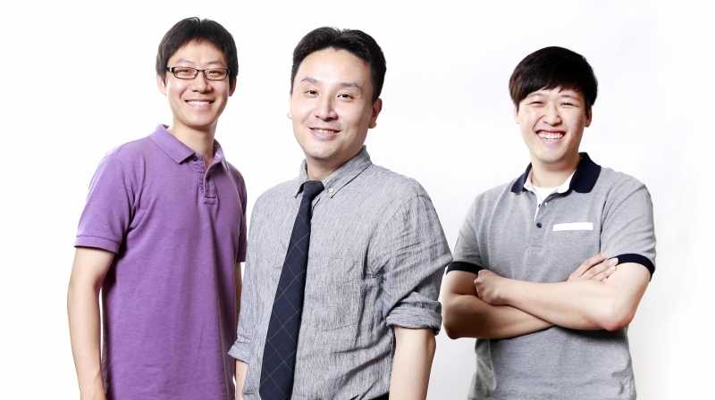 Prof. Jang-Ung Park's research team is posing for a portrait. From left are Dr. Kuk Joo Kim, Prof. Park (School of Materials Science and Engineering), and Byeong-Wan An.