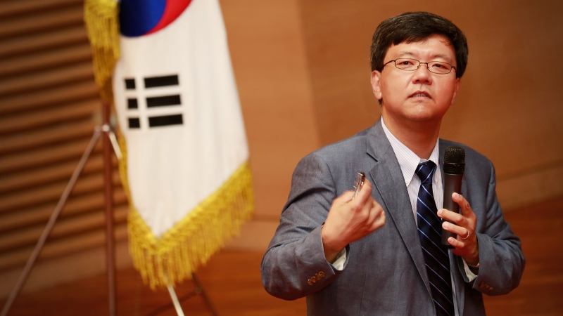 Dr. Kyungjae Myung (School of Life Sciences), delievering a special lecture on the topic of "The Power of the Humanities within the field of Science and Technology" before the eyes of 250 science and engineering students.