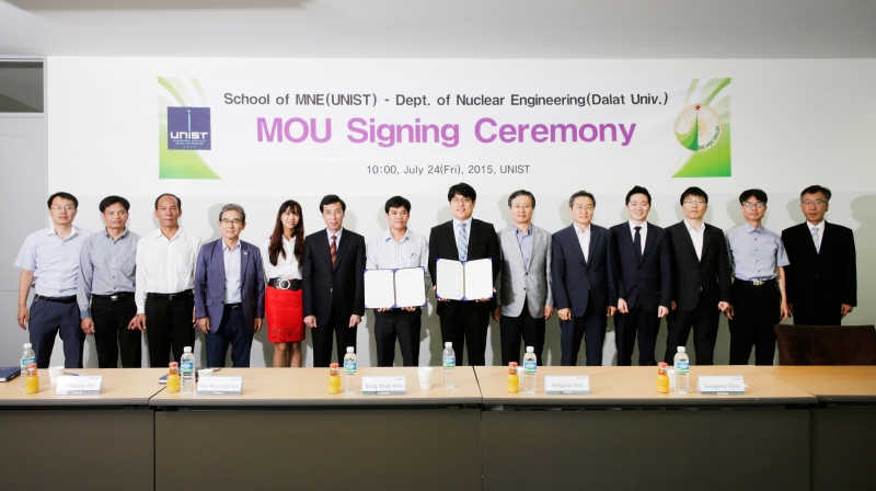 UNIST signs an MOU with DaLat University President Nguyen Duc Hoa on cooperation in training personnel for the Southeast Asia's nuclear power industry.