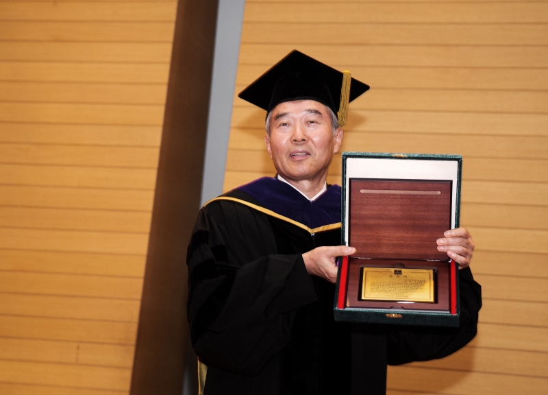 The founder and retiring president Dr. Moo Je Cho is holding the Memorial Plaque at the farewell ceremony, held at UNIST on August 31, 2015.