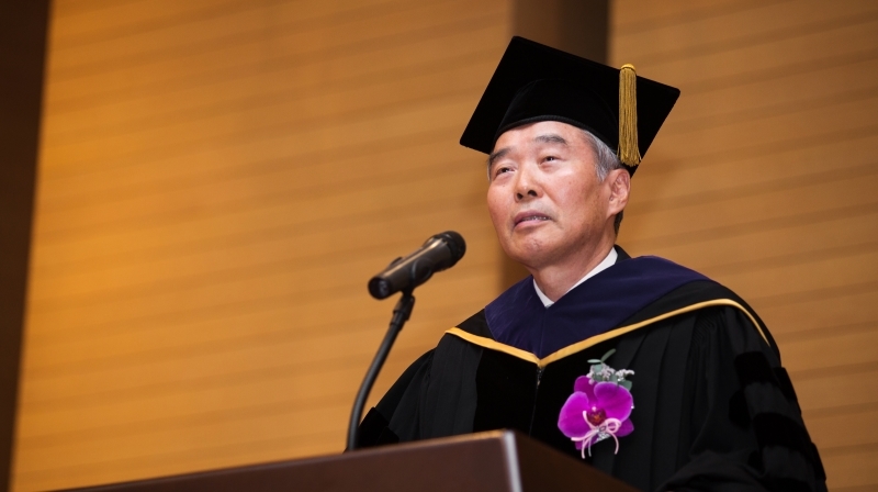 Dr. Moo Je Cho delivering his farewell speech at the auditorium of KyungDong Hall on the afternoon of August 31st, 2015.