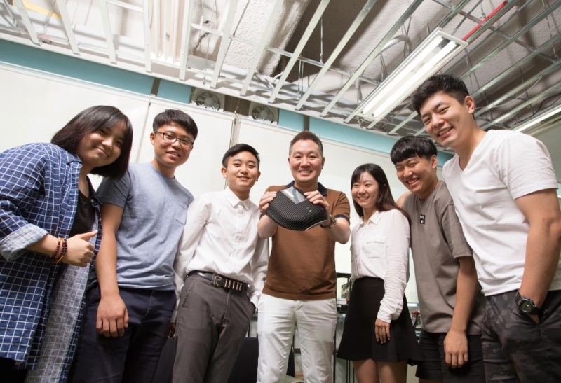 Prof. Jeong and his team are posing for a group photo, while holding "AproVIEW S2". From left are HyeBin Song, GyoHwi Koo, JungMin Park, Prof. Jeong, BoRam Noh, JaeHee Kim, and JungHyun Bae.