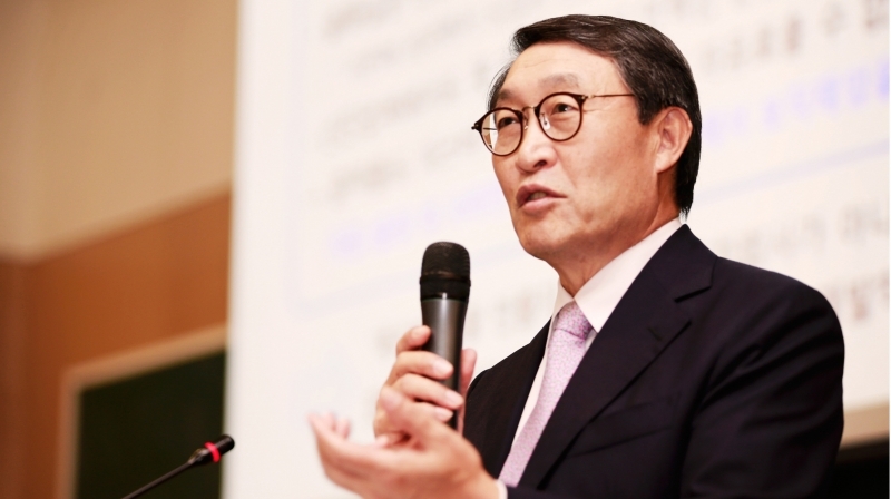 Vice President Hyun-Soon Lee of Doosan Infracore Co., Ltd. was invited to deliever a special lecture on entrepreneurial leadership before the eyes of 200 UNIST students.