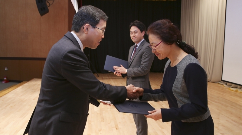 Dr. Wonsun Lim (left), Chief Executive of the National Library of Korea is presenting the Ministry of Culture Award to RyoungEun Kim (right), the UNIST Library team leader at the 2015 Open Access Korea (OAK) Conference.