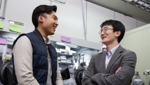Prof. Yoon Seok Jung of Energy and Chemical Engineering (right) and Dae Yang Oh (right), the first author of the article are having a conversation in their lab at UNIST.