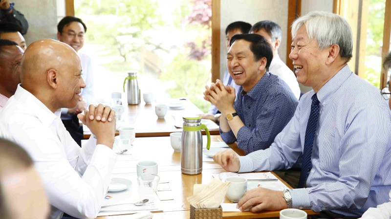 President Mooyong Jung (right) and Mayor Gi-Hyeon Kim (center) of Ulsan are having luncheon with the DHS Under Secretary, Dr. Reginald Brothers (left) on May 5th, 2016. 
