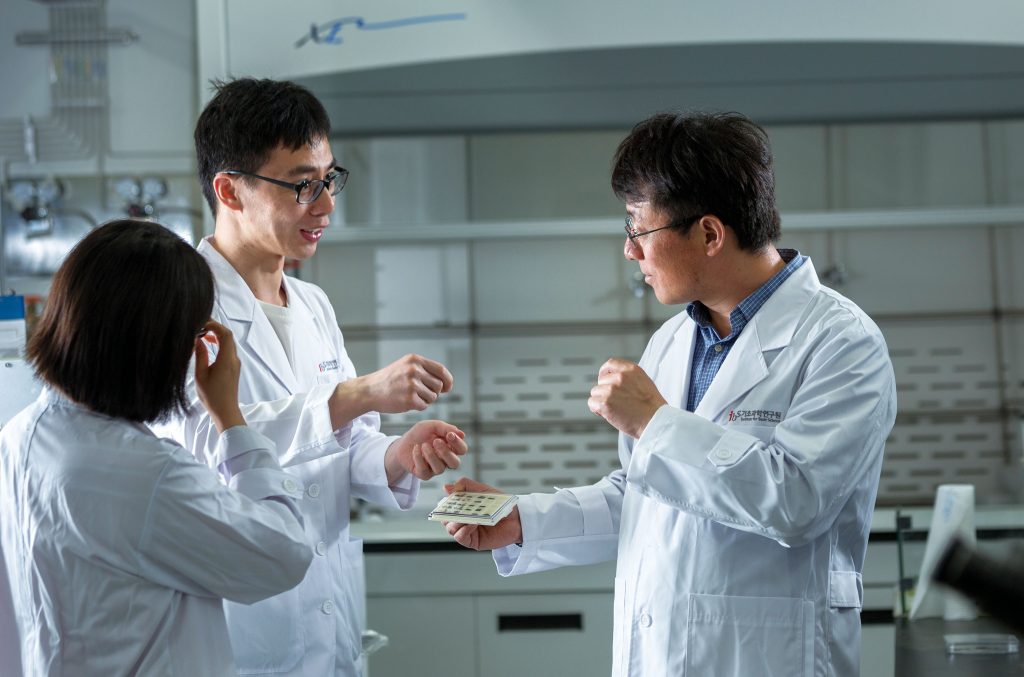 Dr. Xiao Wang (left) and Professor Feng Ding (right) are discussing simulation experiments. | Photo: Ahn Hong Bum