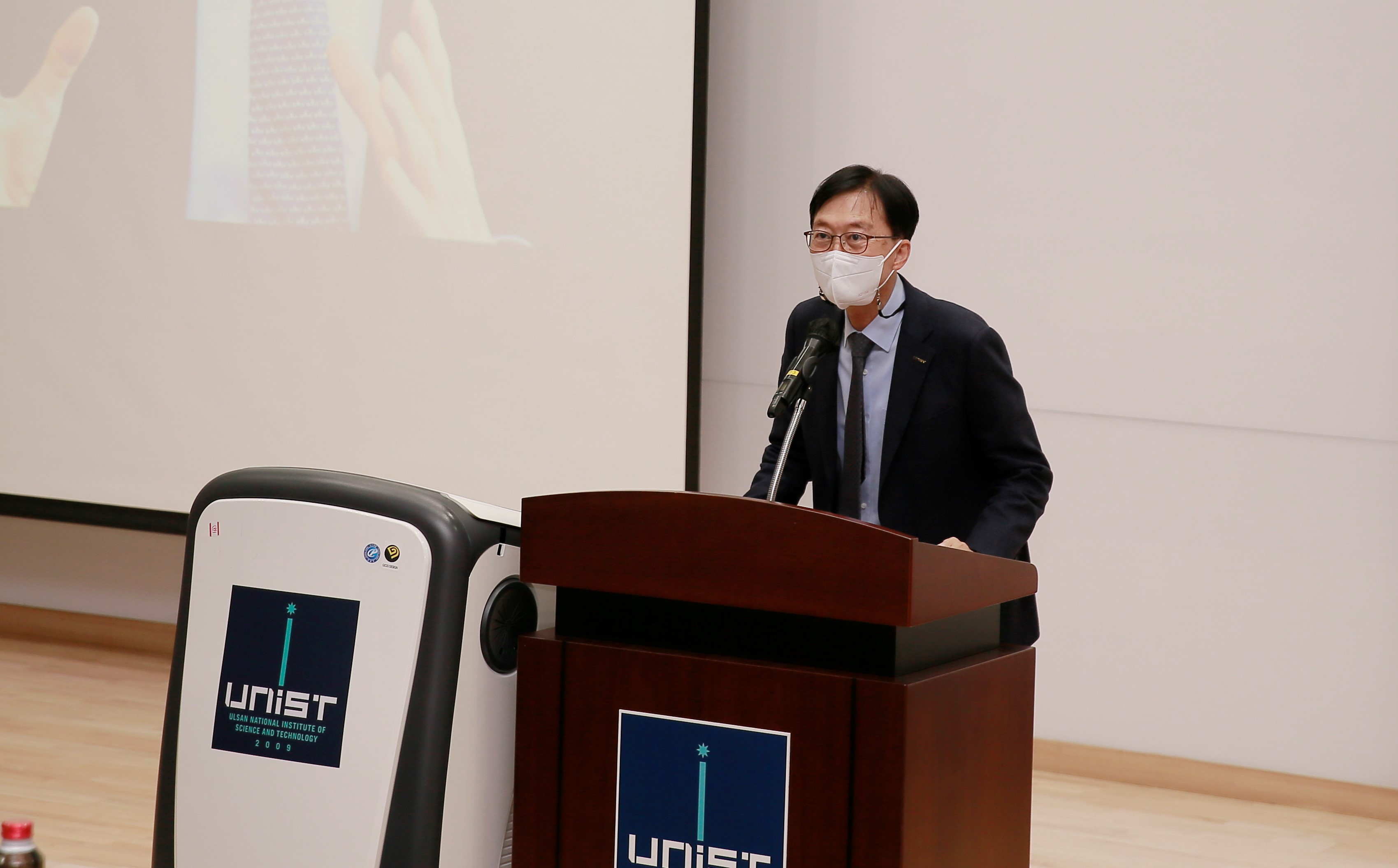 President Yong Hoon Lee, delivering opening remarks at the UNIST AI Innovation Day. 
