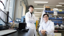 Prof. Byeong-Su Kim (right) and his researcher Kiyoung Jo (left), posing in the lab at UNIST