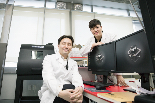 Prof. Jang-Ung Park (School of Materials Science and Engineering)and his researcher Byeong-Wan An (right)