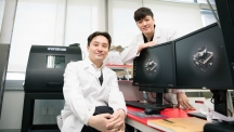 이번 논문의 교신저자인 박장웅 교수(왼쪽)와 제1저자인 안병완 석박사통합과정 연구원(오른쪽)이 자신들의 연구실에서 사진을 촬영했다.